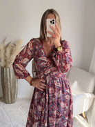 Femme portant une robe longue bohème imprimée du S au 4XL