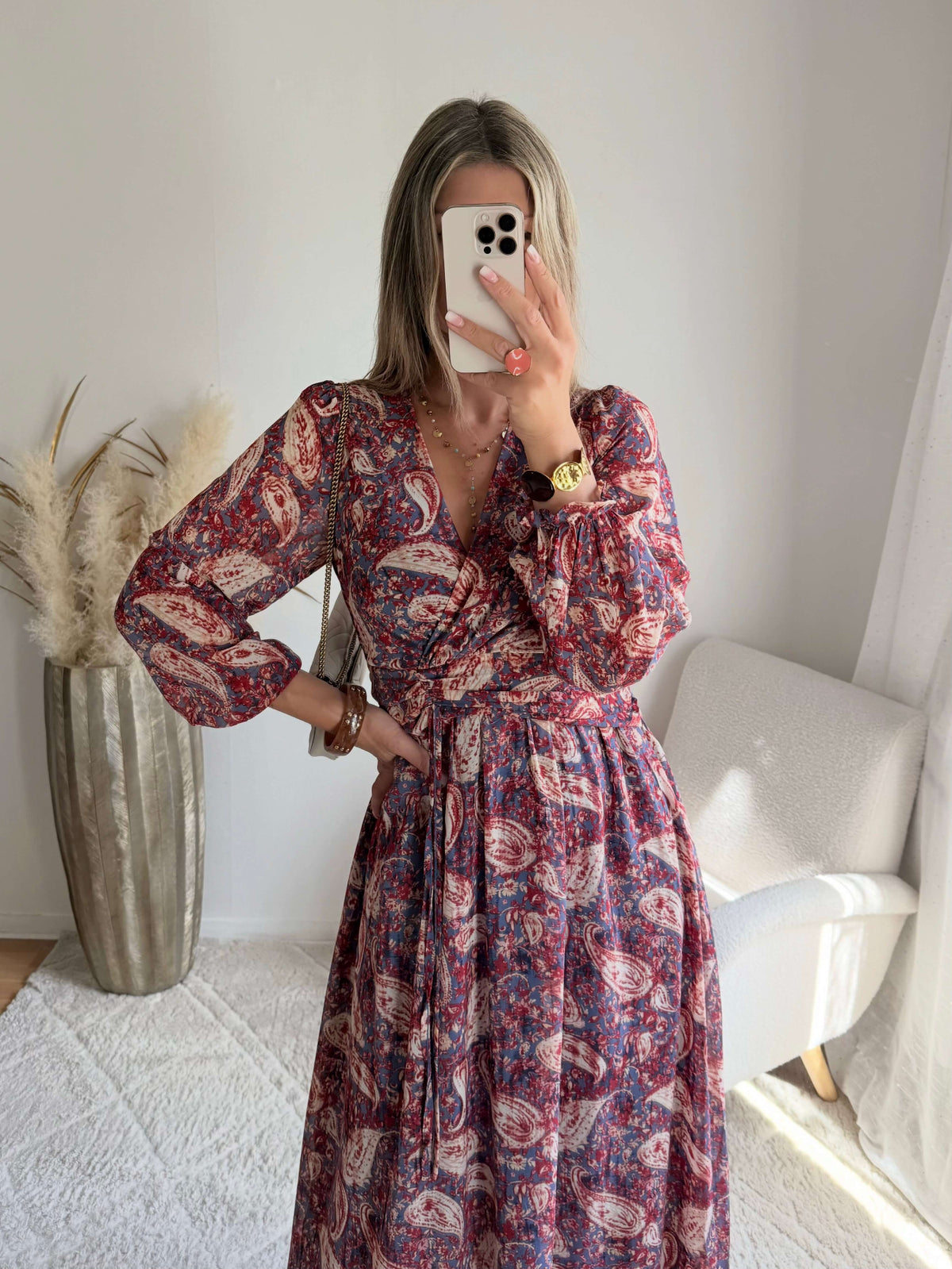 Femme portant une robe longue bohème imprimée du S au 4XL