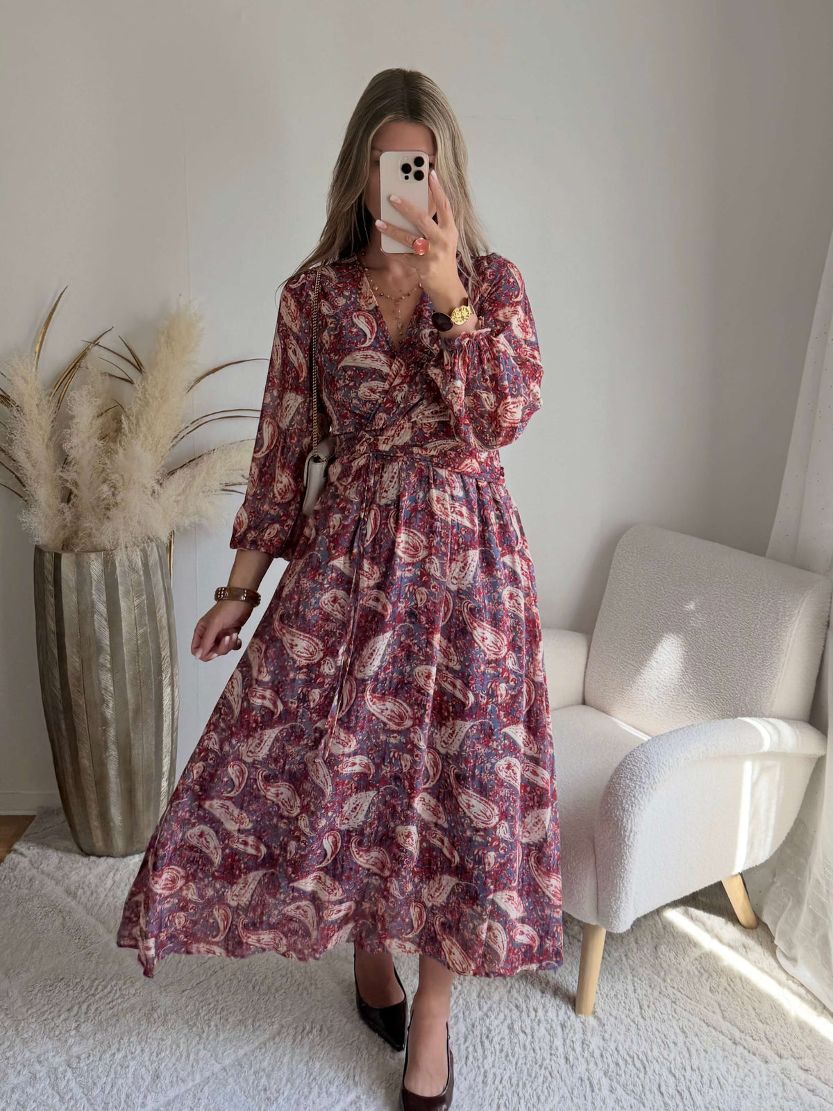 Femme portant une robe longue bohème imprimée du S au 4XL