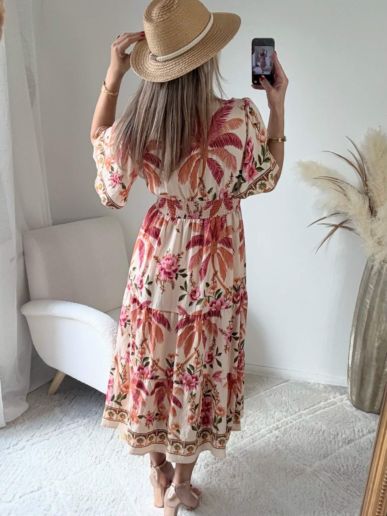 Robe longue Paloma imprimé tropical avec fleurs roses, palmiers terracotta et coupe bohème fluide.