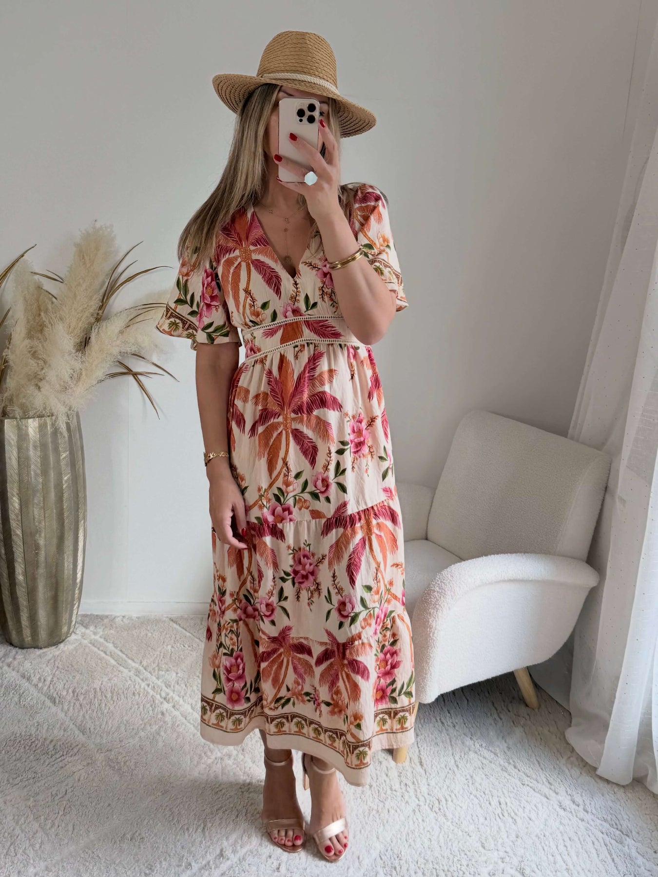 Robe longue Paloma imprimé tropical avec fleurs roses, palmiers terracotta et coupe bohème fluide.