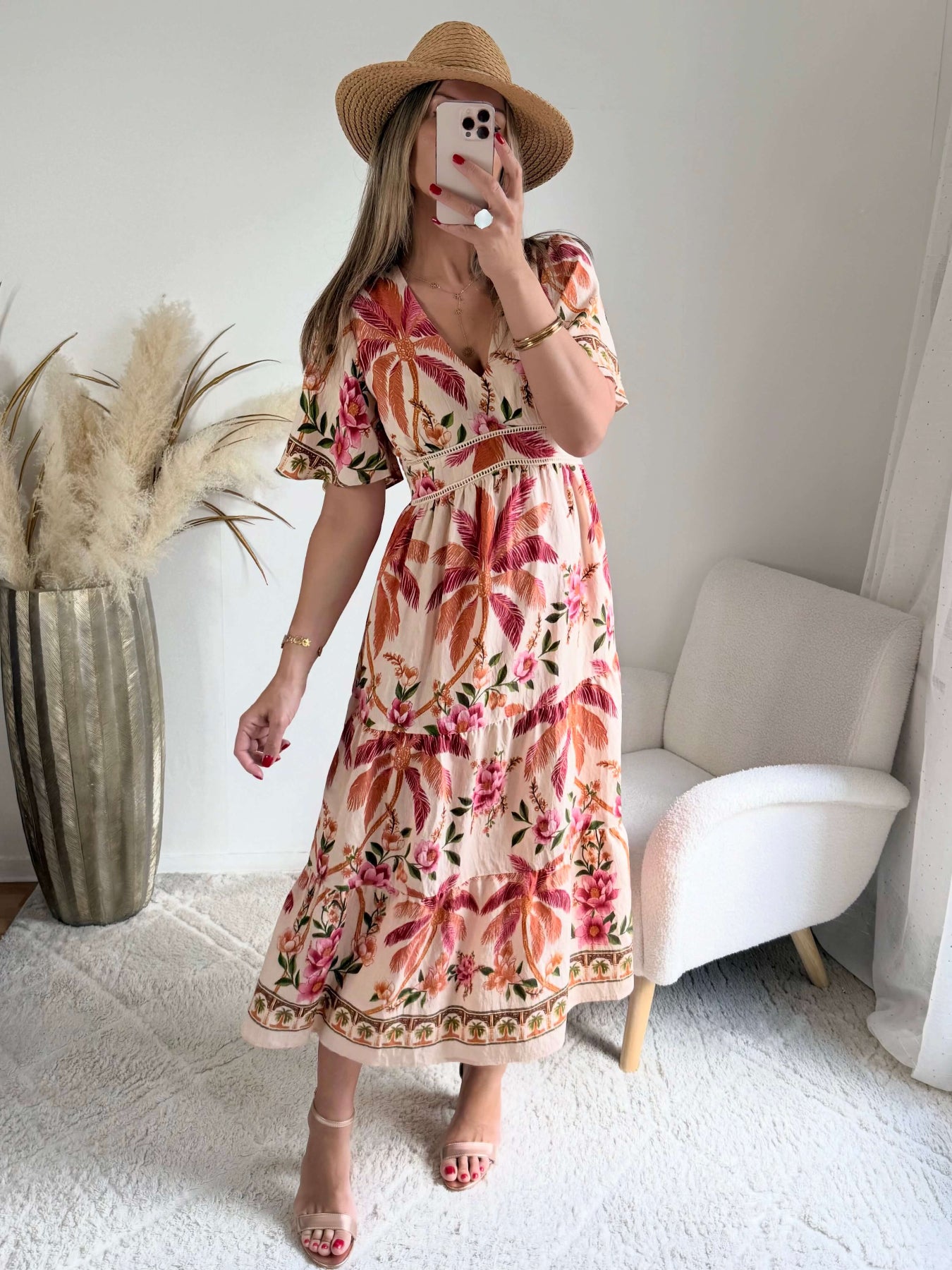 Robe longue Paloma imprimé tropical avec fleurs roses, palmiers terracotta et coupe bohème fluide.