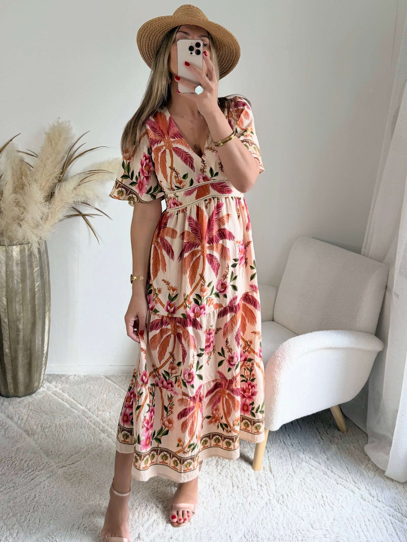 Robe longue Paloma imprimé tropical avec fleurs roses, palmiers terracotta et coupe bohème fluide.