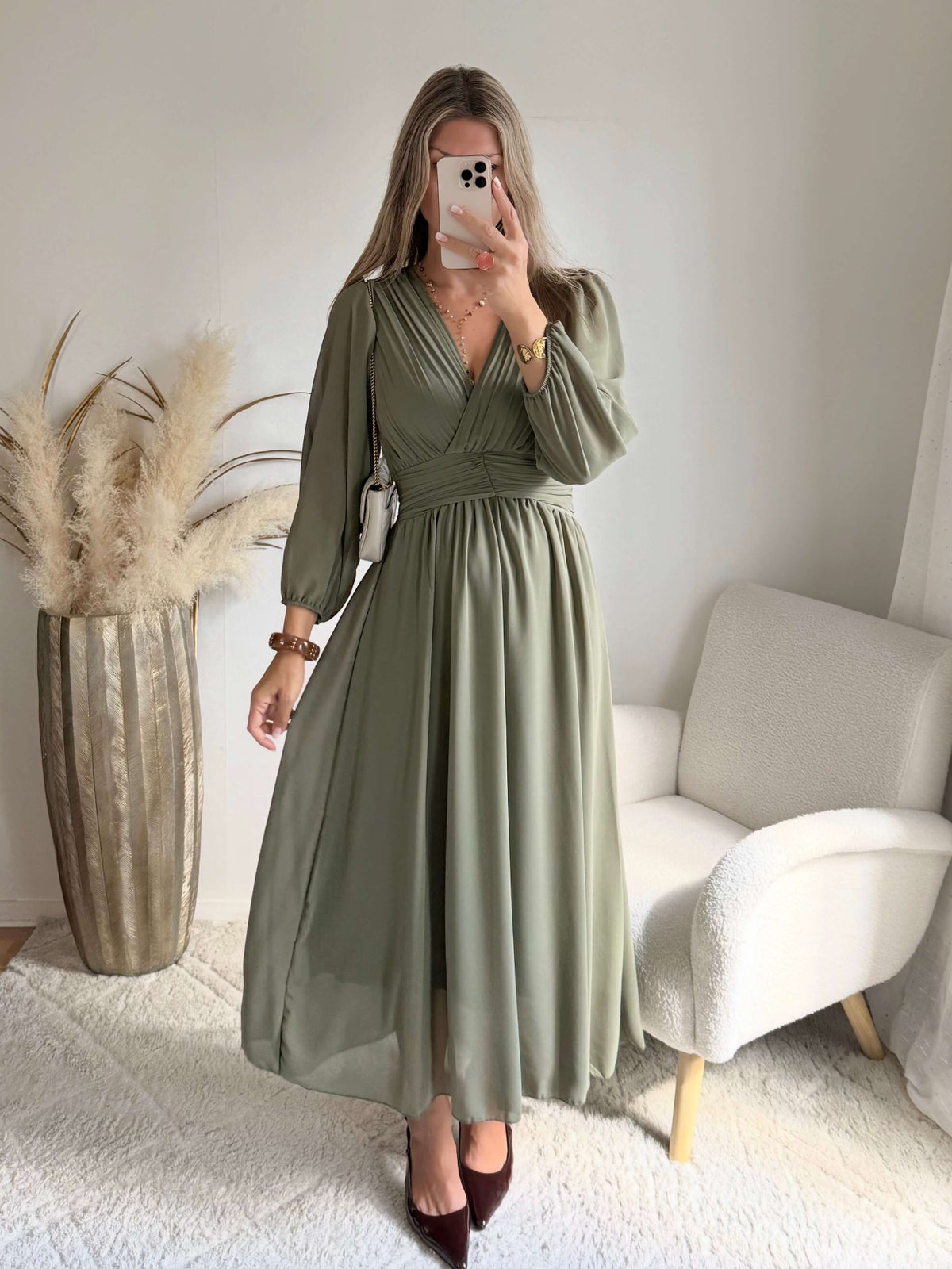 Femme portant une robe longue de cérémonie