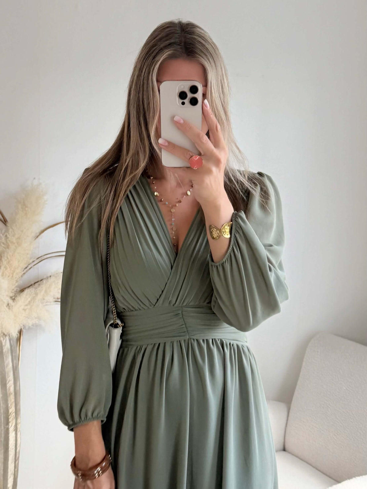 Femme portant une robe longue de cérémonie
