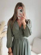 Femme portant une robe longue de cérémonie