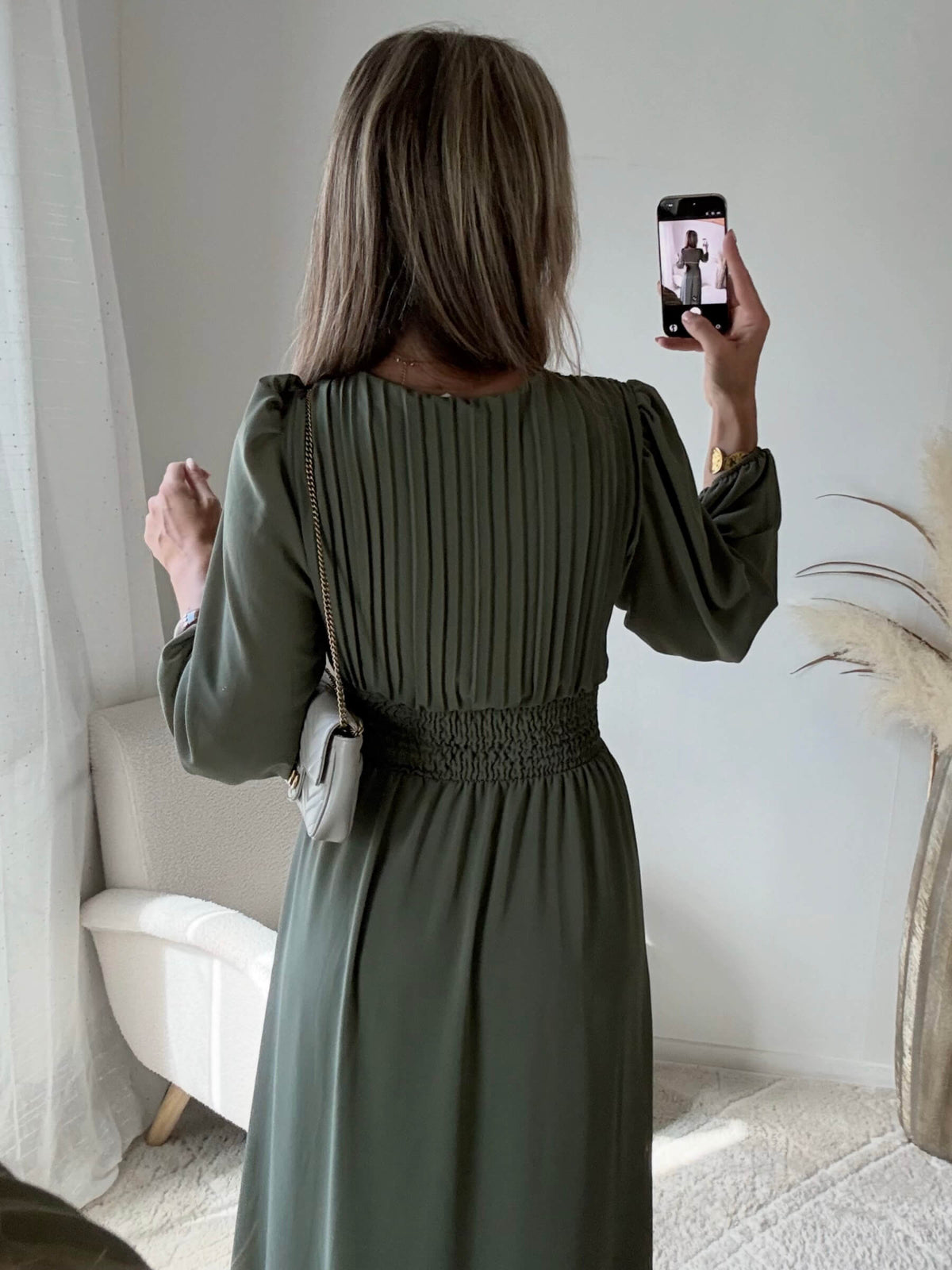 Femme portant une robe longue de cérémonie