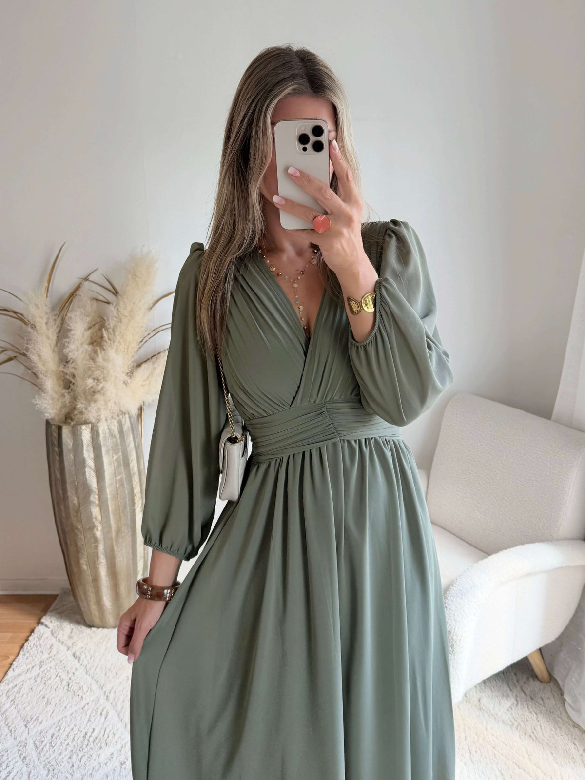 Femme portant une robe longue de cérémonie