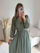 Femme portant une robe longue de cérémonie