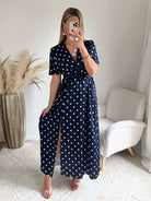 Robe longue marine à pois blanc satinée avec fente 