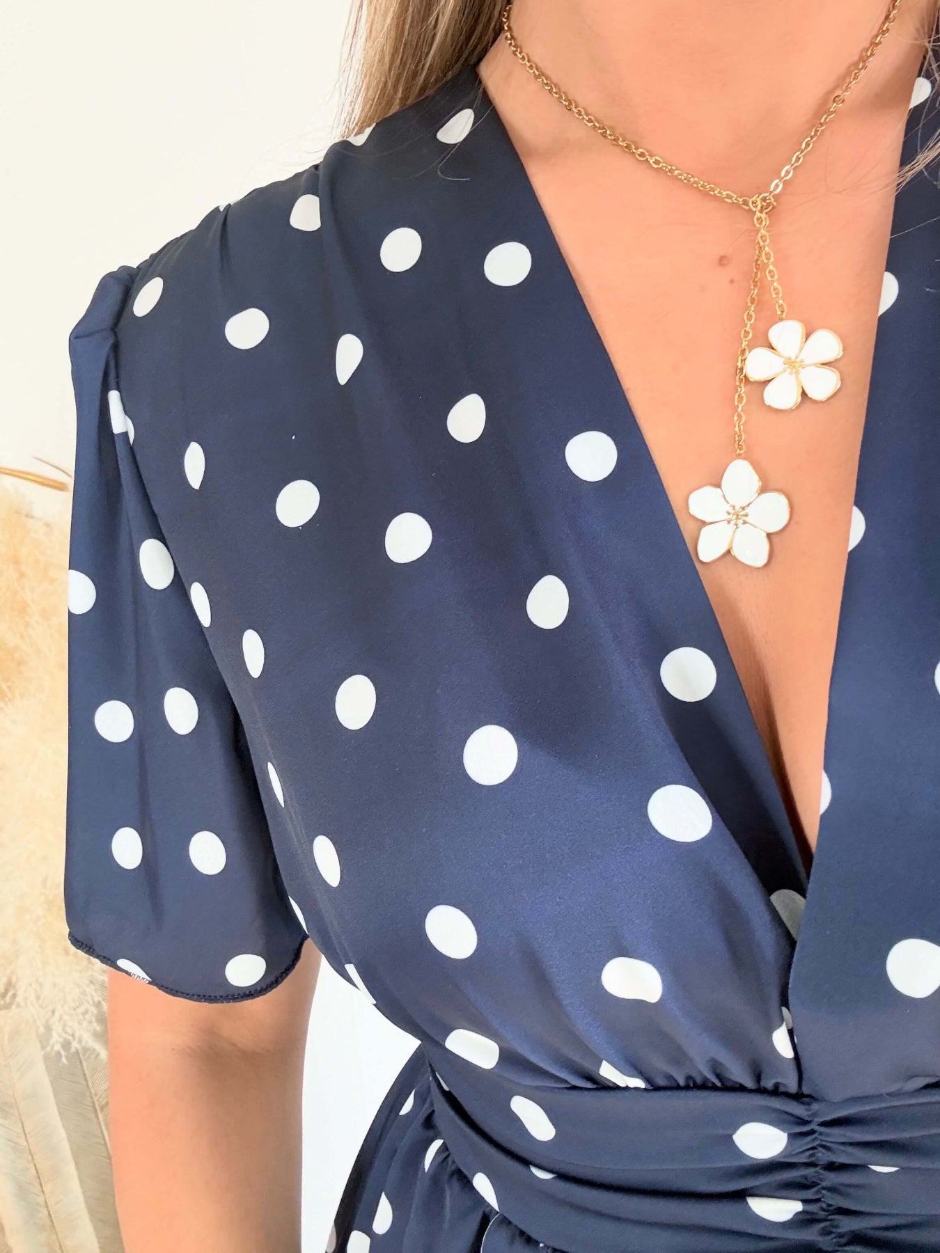 Robe longue marine à pois blanc satinée avec fente 
