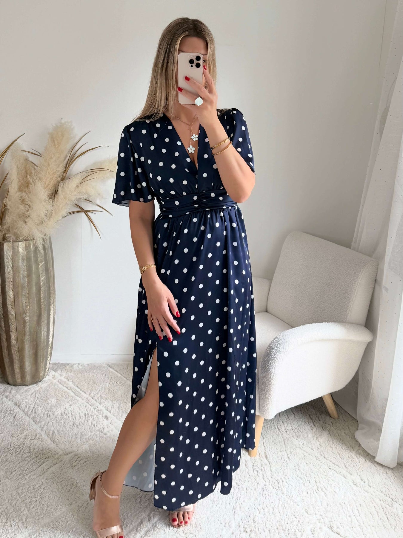 Robe longue marine à pois blanc satinée avec fente 