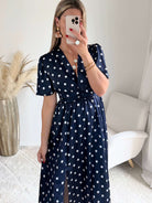 Robe longue marine à pois blanc satinée avec fente 