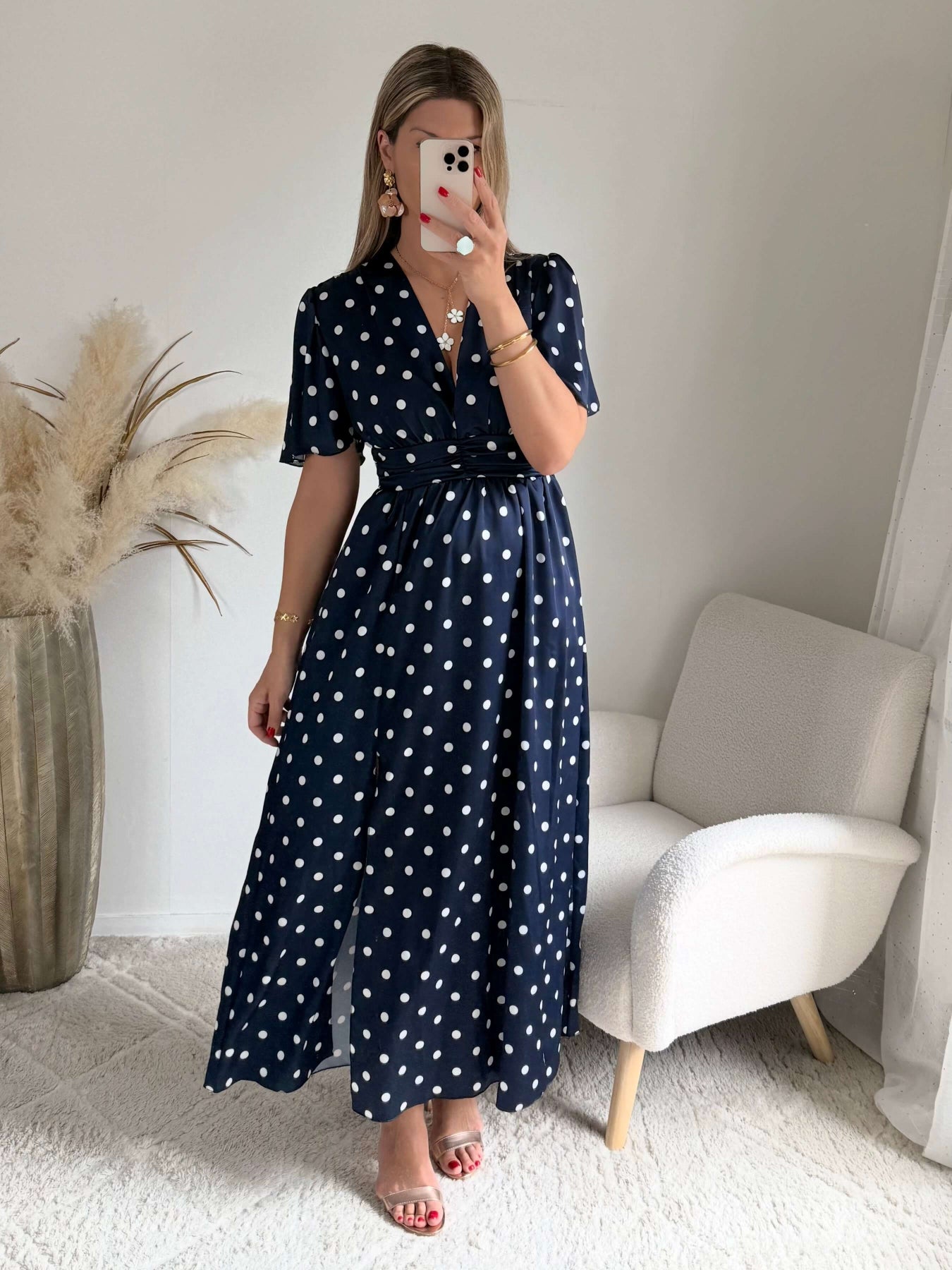 Robe longue marine à pois blanc satinée avec fente 