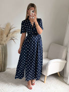 Robe longue marine à pois blanc satinée avec fente 