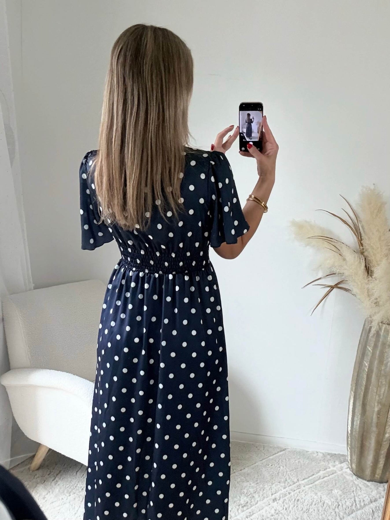 Robe longue marine à pois blanc satinée avec fente 