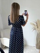 Robe longue marine à pois blanc satinée avec fente 