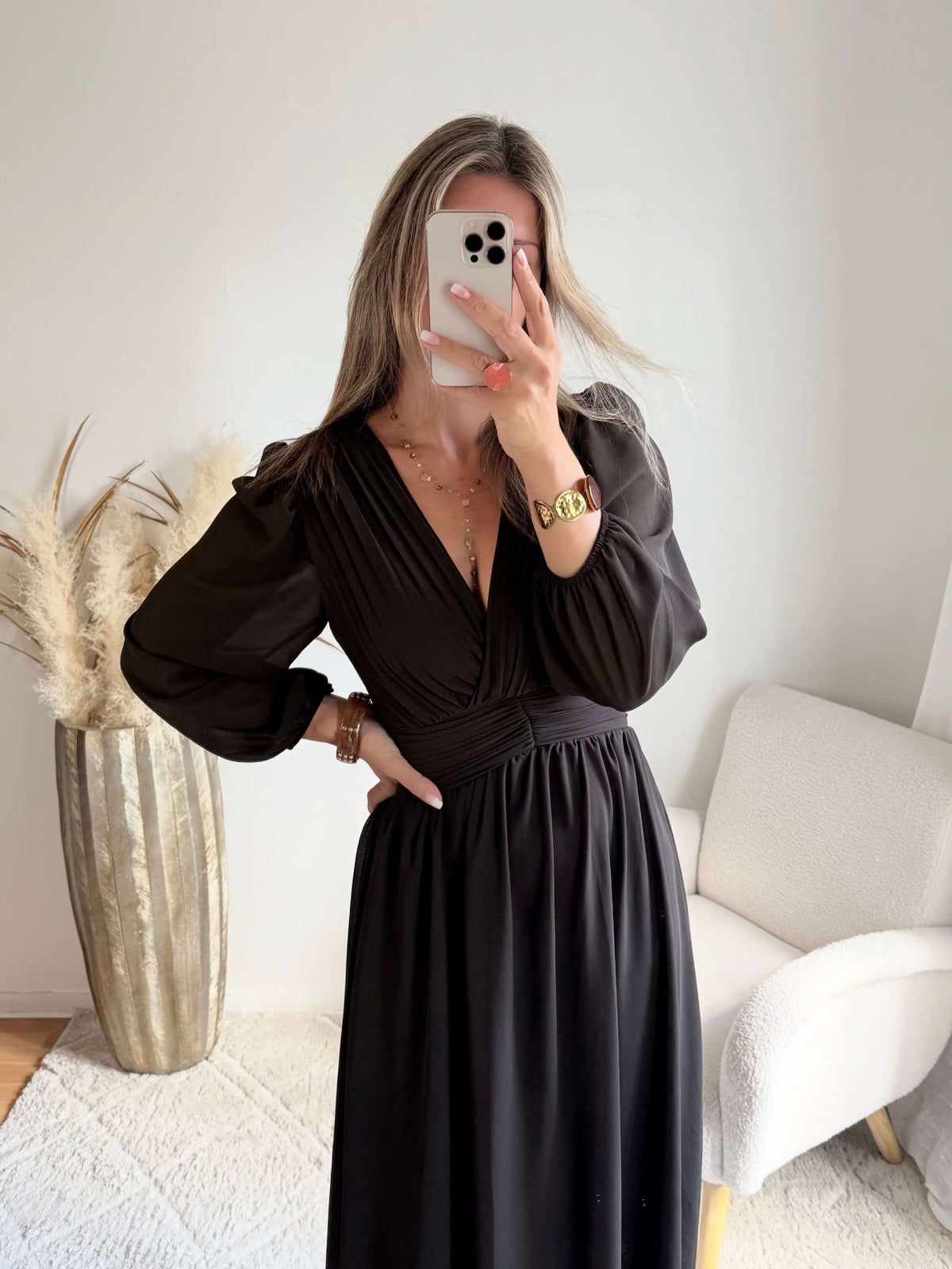 Femme portant une robe longue de cérémonie marron