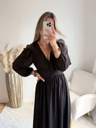 Femme portant une robe longue de cérémonie marron