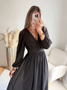 Femme portant une robe longue de cérémonie marron