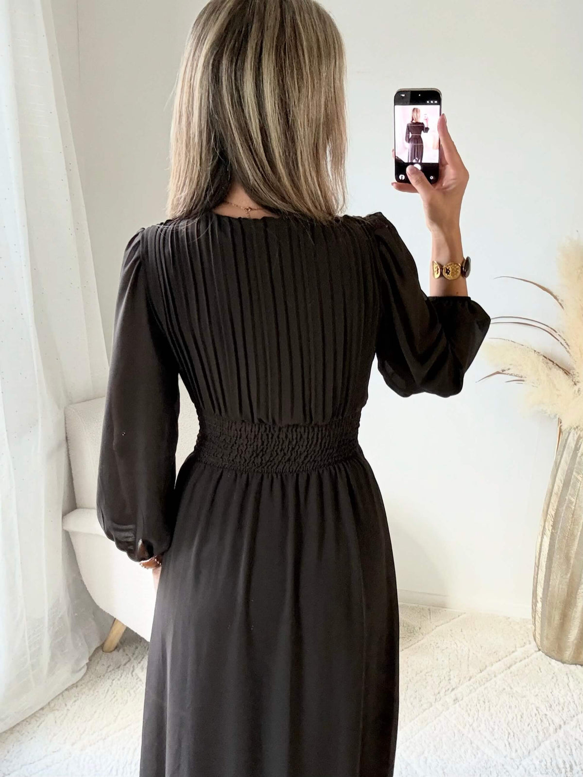 Femme portant une robe longue de cérémonie marron