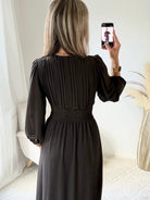 Femme portant une robe longue de cérémonie marron