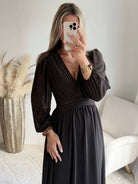 Femme portant une robe longue de cérémonie marron