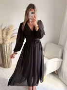 Femme portant une robe longue de cérémonie marron