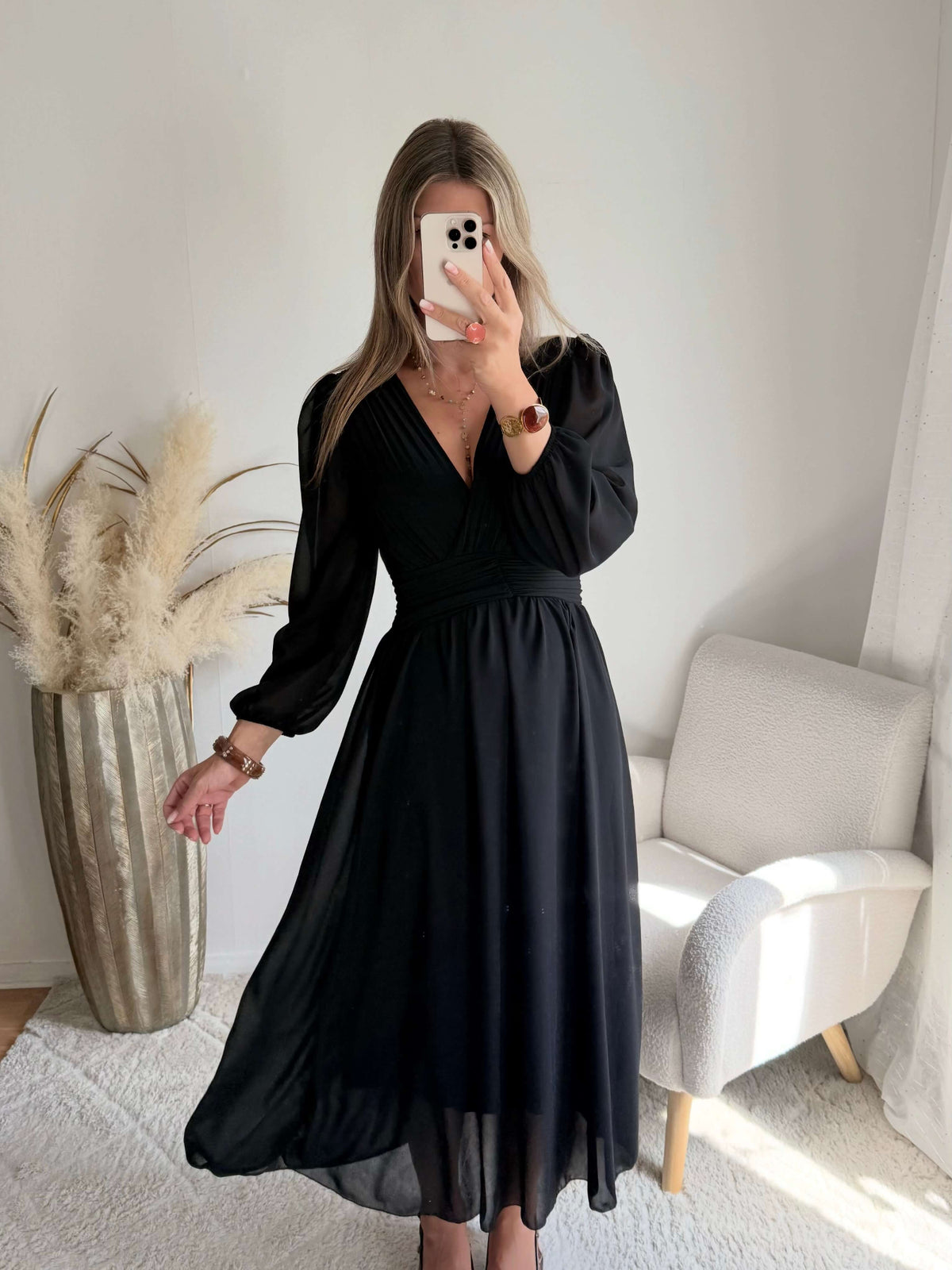 Femme portant une robe longue de cérémonie