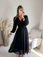 Femme portant une robe longue de cérémonie