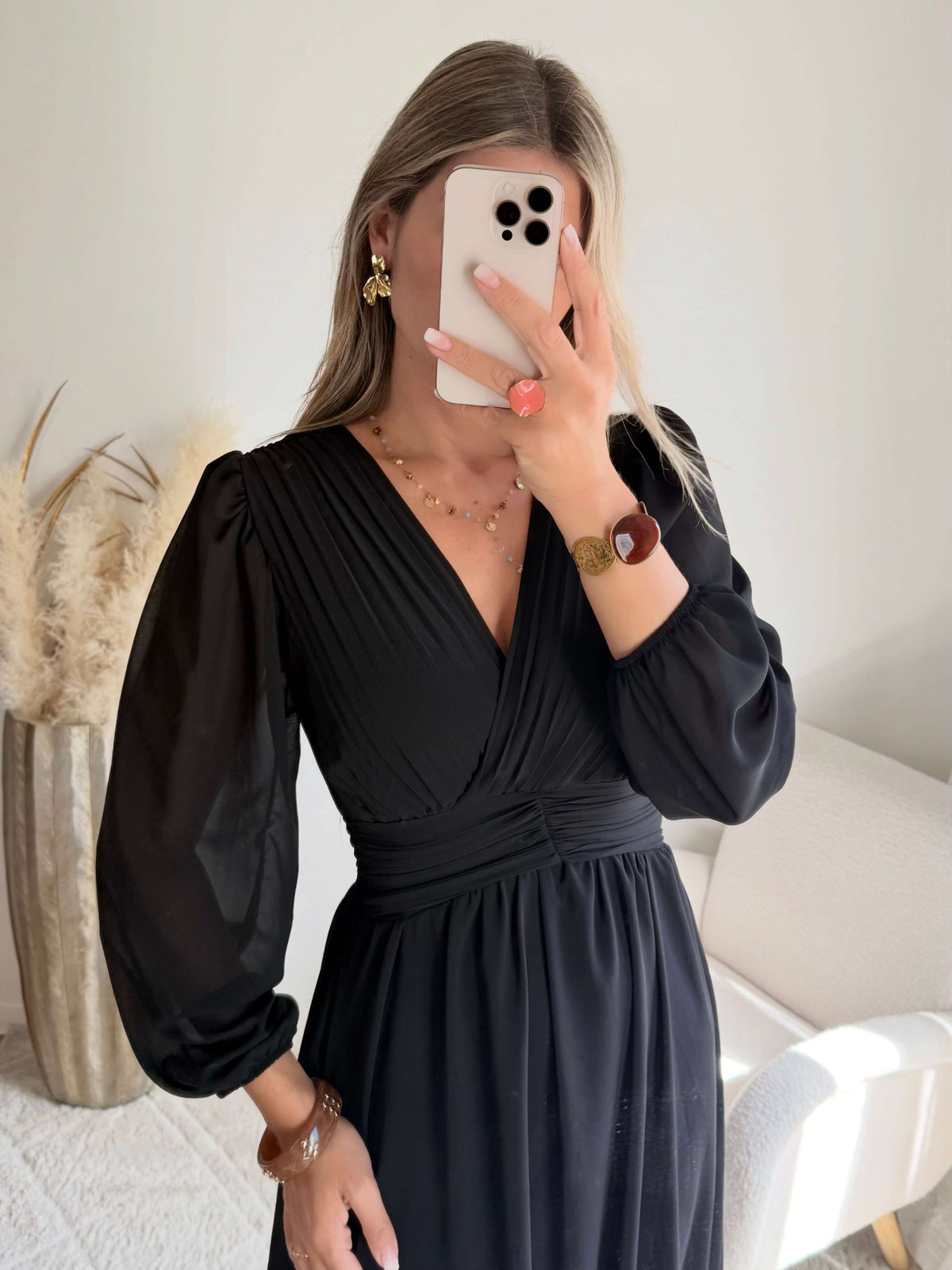 Femme portant une robe longue de cérémonie