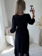 Femme portant une robe longue de cérémonie