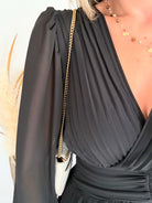 Femme portant une robe longue de cérémonie