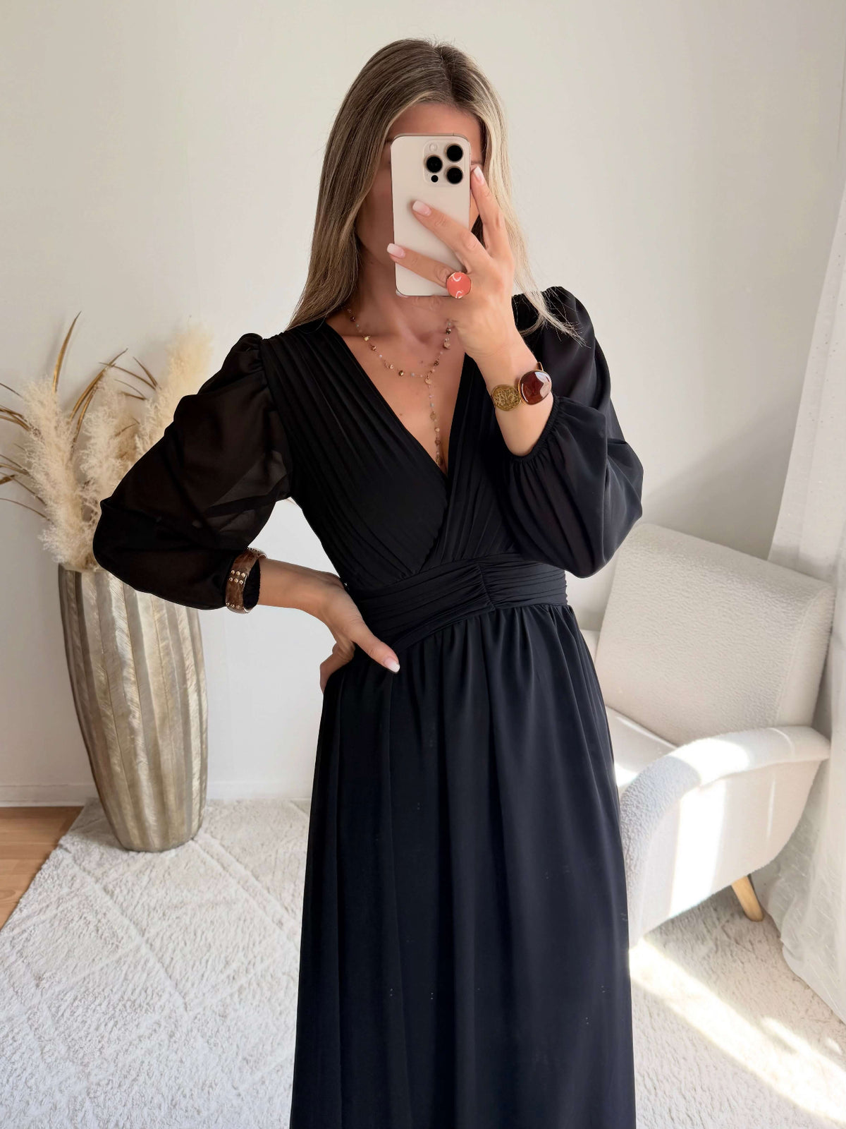 Femme portant une robe longue de cérémonie
