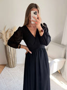 Femme portant une robe longue de cérémonie