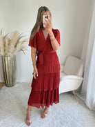 Robe terracotta plissée Camélia coupe portefeuille manches courtes élégante fluide Easy Dressing