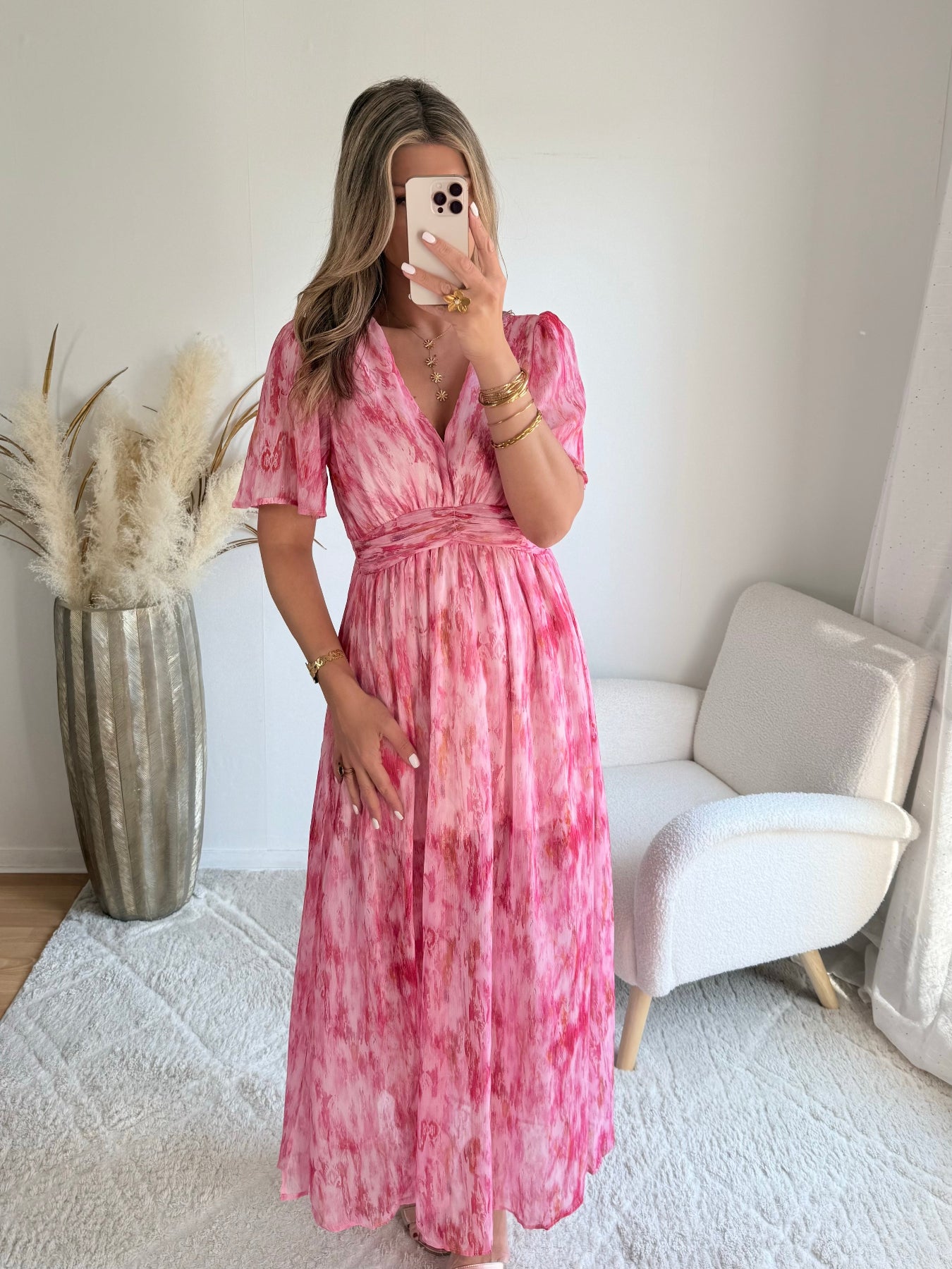 Robe longue Gladys rose imprimée bohème chic avec décolleté croisé et manches courtes fluides