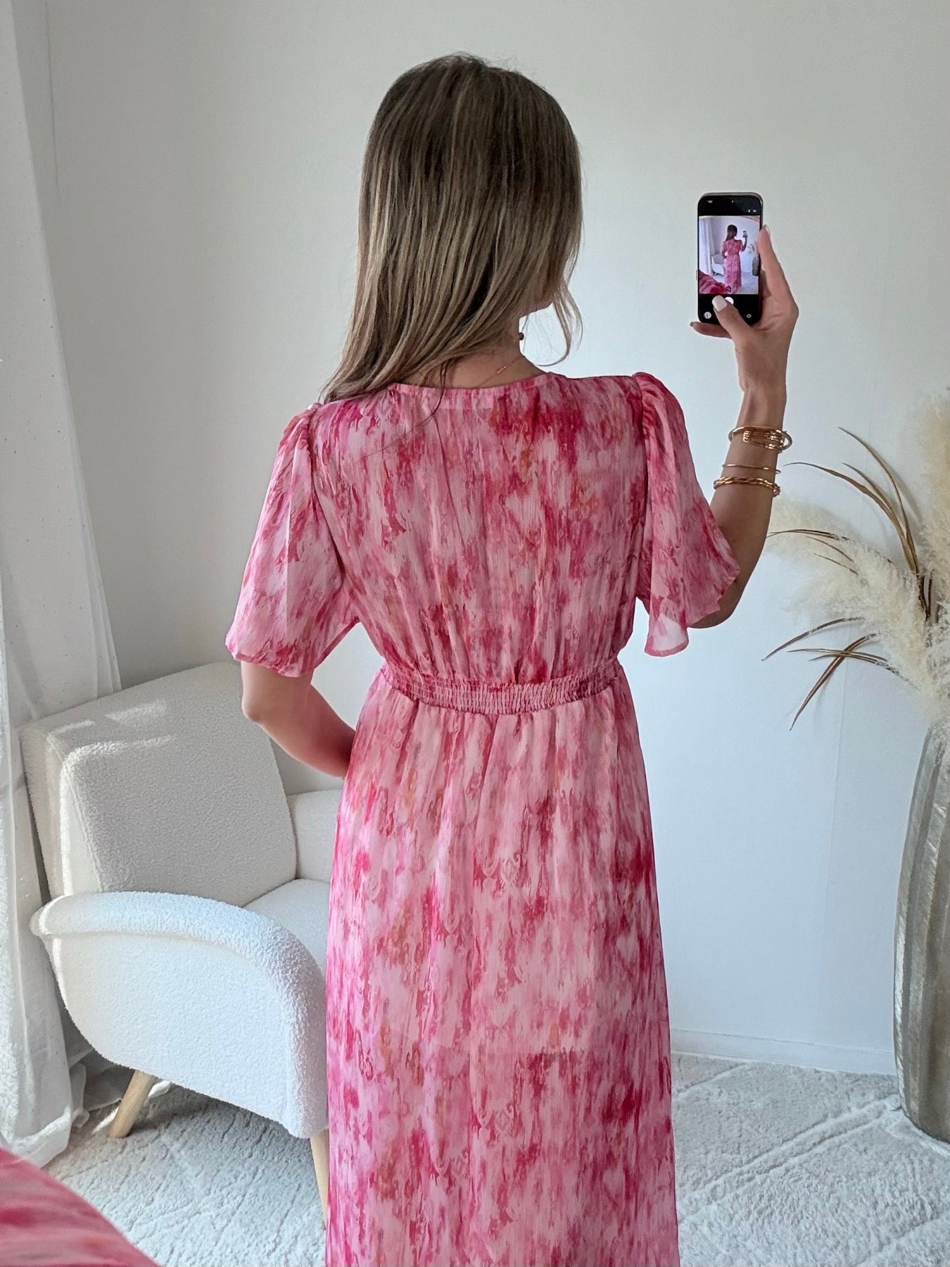 Robe longue Gladys rose imprimée bohème chic avec décolleté croisé et manches courtes fluides