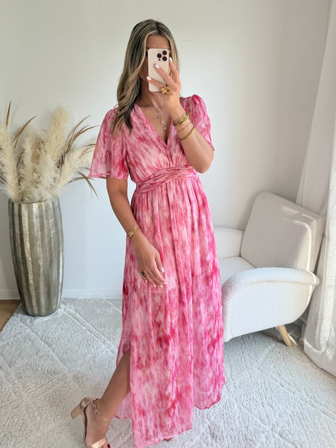 Robe longue Gladys rose imprimée bohème chic avec décolleté croisé et manches courtes fluides