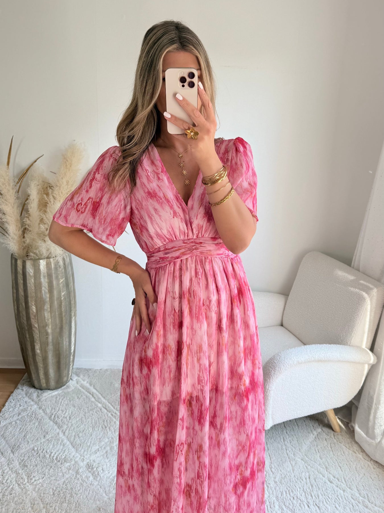 Robe longue Gladys rose imprimée bohème chic avec décolleté croisé et manches courtes fluides