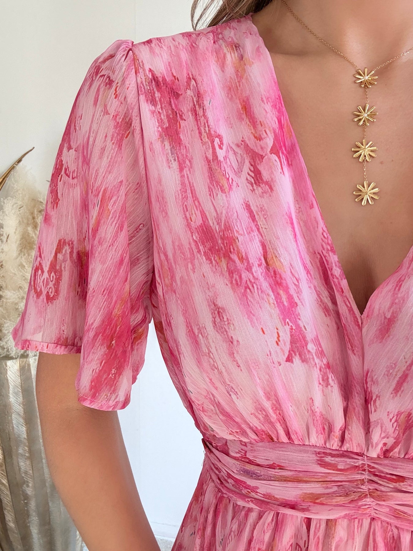 Robe longue Gladys rose imprimée bohème chic avec décolleté croisé et manches courtes fluides