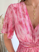 Robe longue Gladys rose imprimée bohème chic avec décolleté croisé et manches courtes fluides