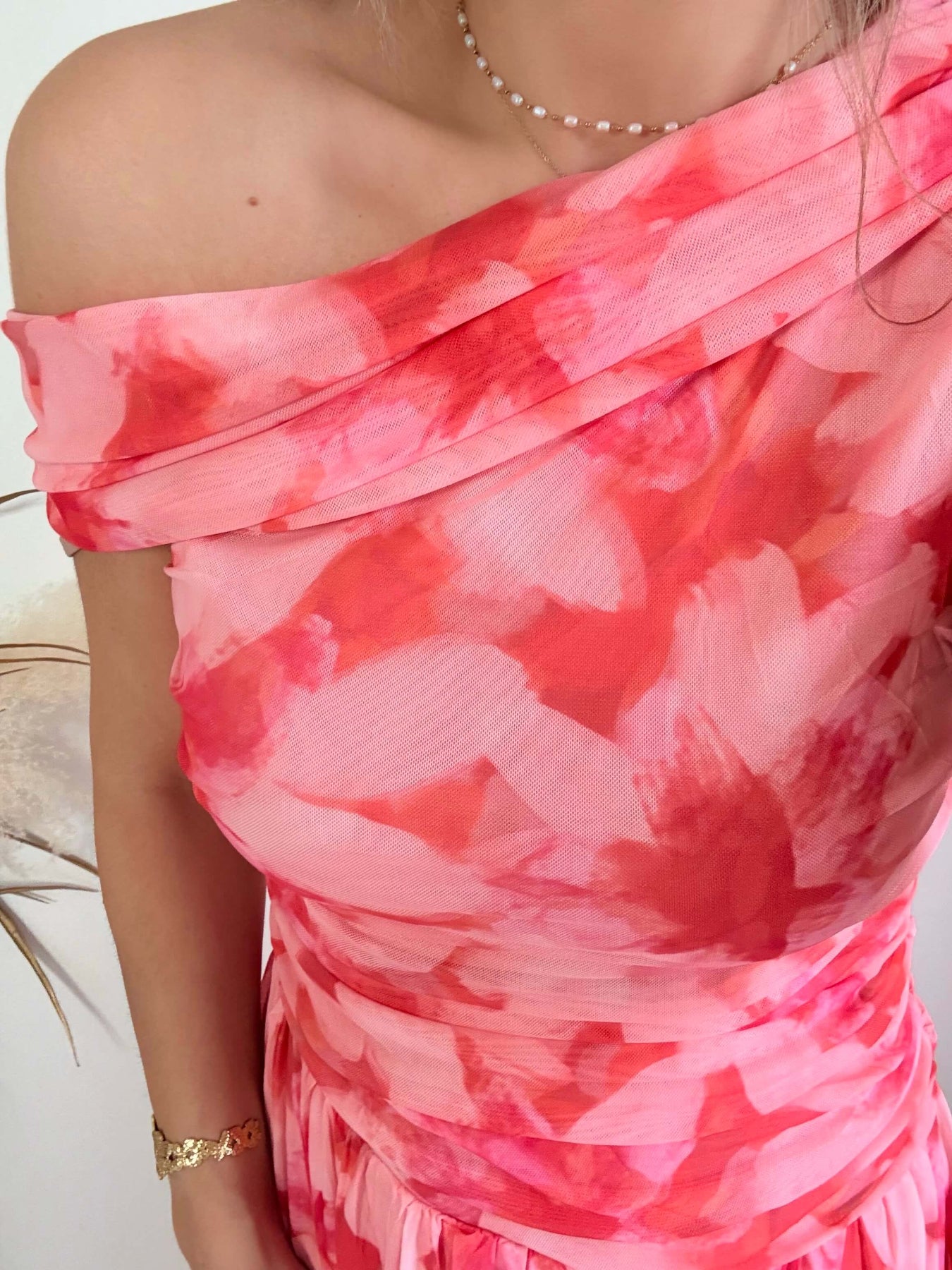 Robe longue rose imprimée asymétrique Valencia avec jupe fluide plissée