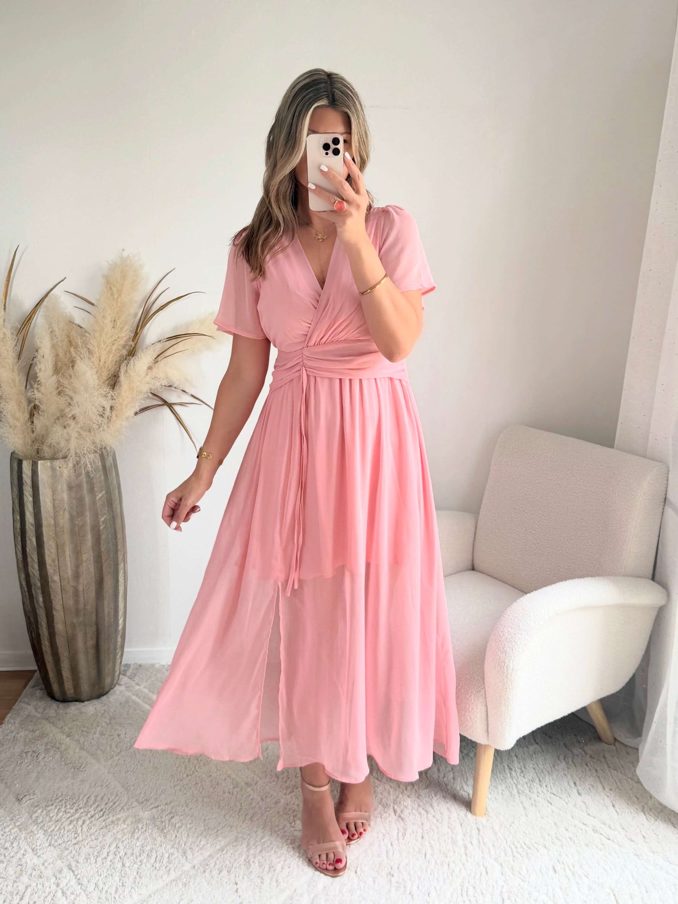 Robe longue Ella rose poudré avec décolleté croisé, manches courtes fluides et jupe évasée