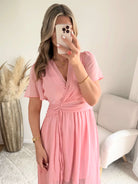 Robe longue Ella rose poudré avec décolleté croisé, manches courtes fluides et jupe évasée