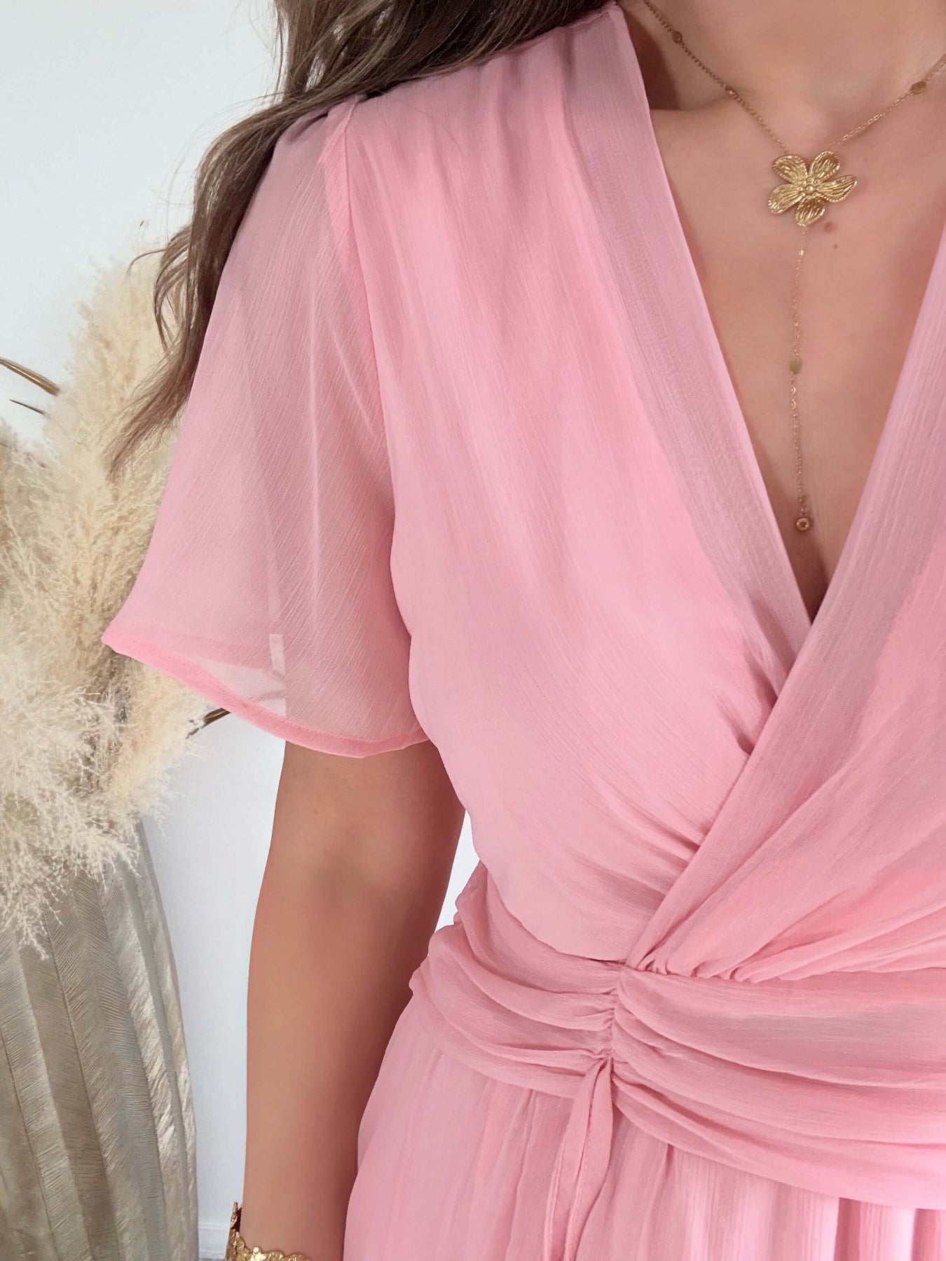 Robe longue Ella rose poudré avec décolleté croisé, manches courtes fluides et jupe évasée