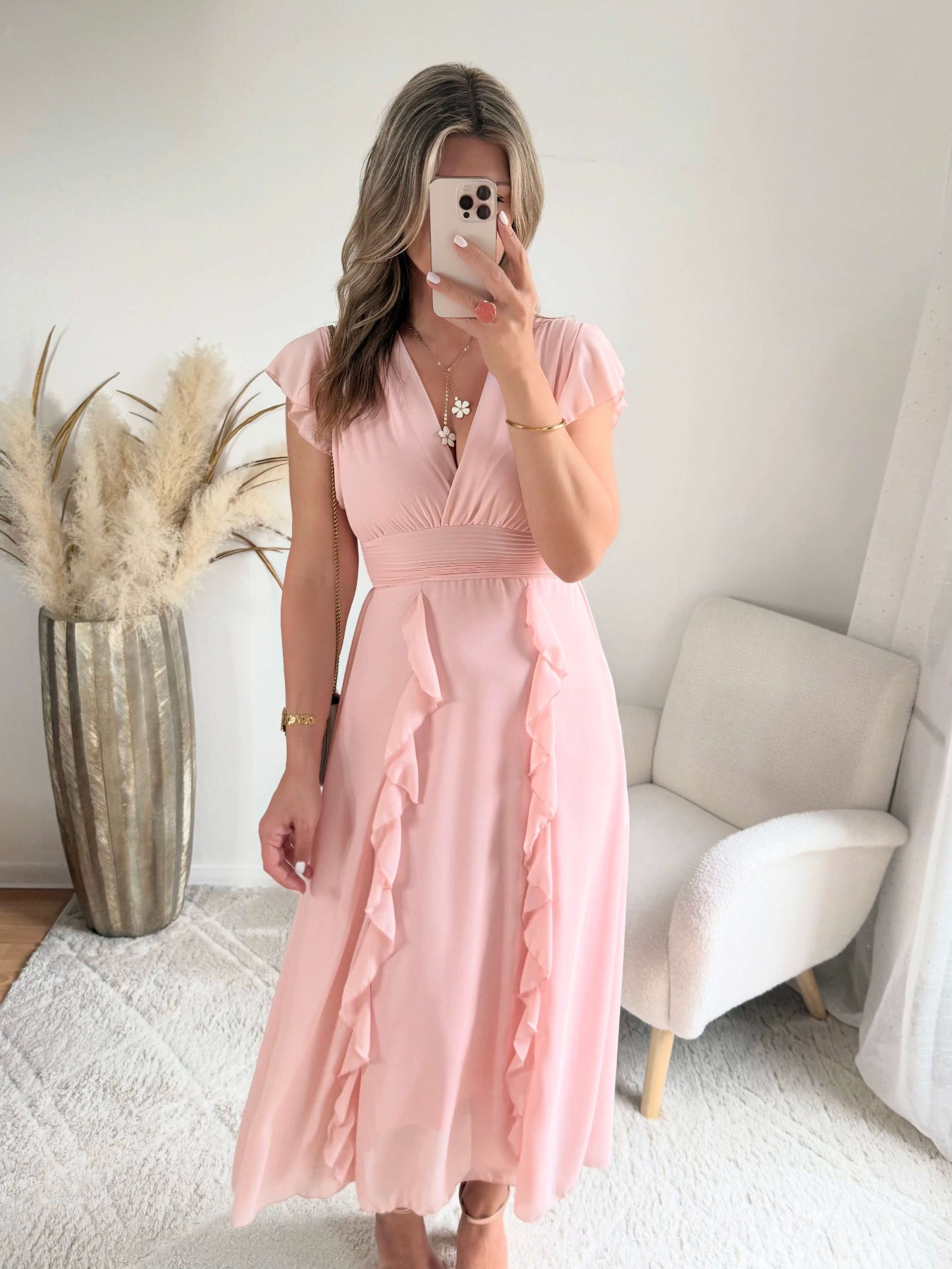 Robe Madison longue fluide à volants avec décolleté cache-cœur et manches volantées, disponible en vert d’eau, rose poudré et fuchsia, taille unique du 36 au 42.