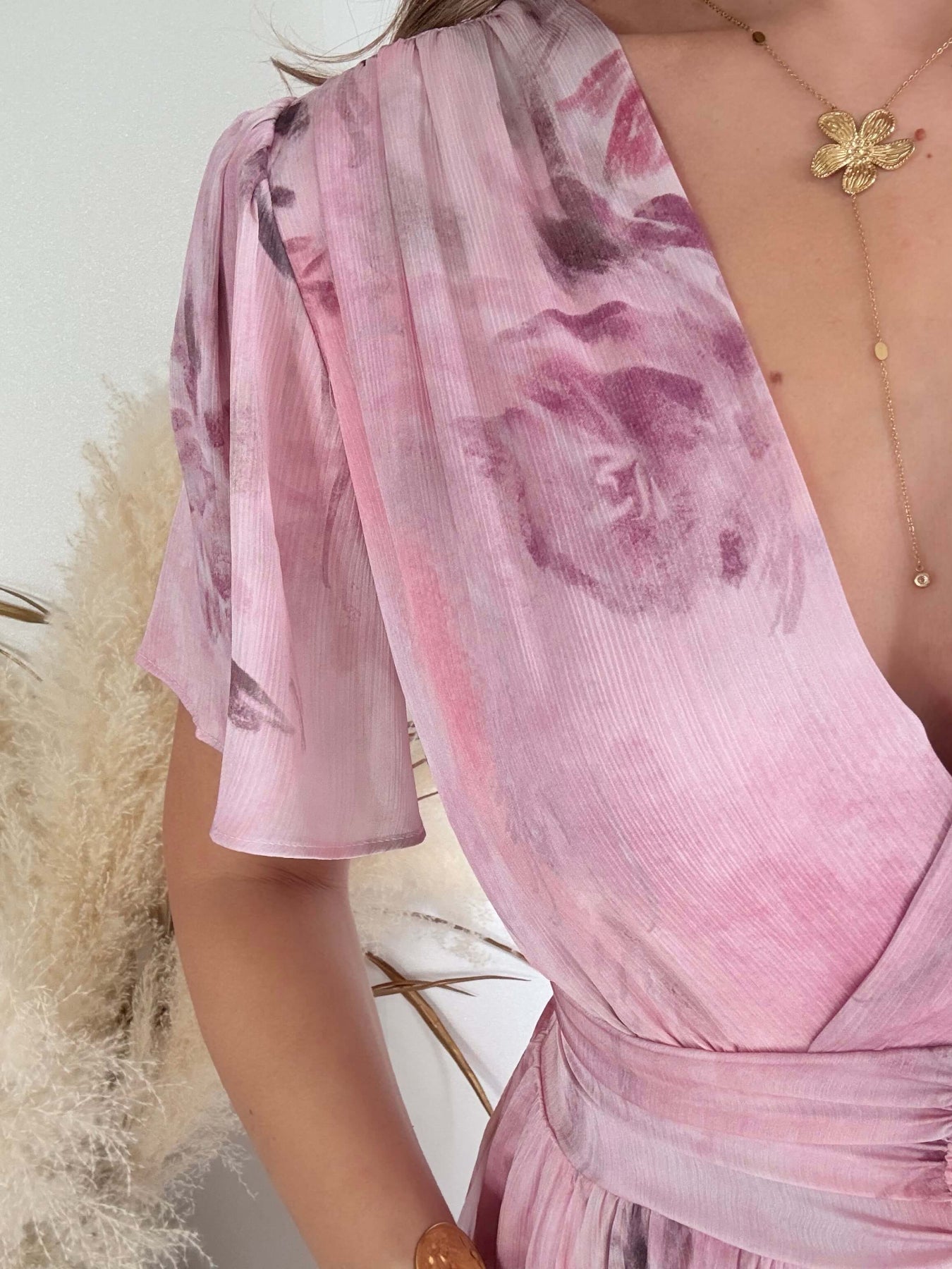 Robe Rachel rose fleurie fluide avec décolleté cache-cœur et dos ouvert – robe longue élégante femme