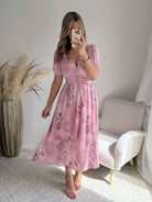 Robe Rachel rose fleurie fluide avec décolleté cache-cœur et dos ouvert – robe longue élégante femme