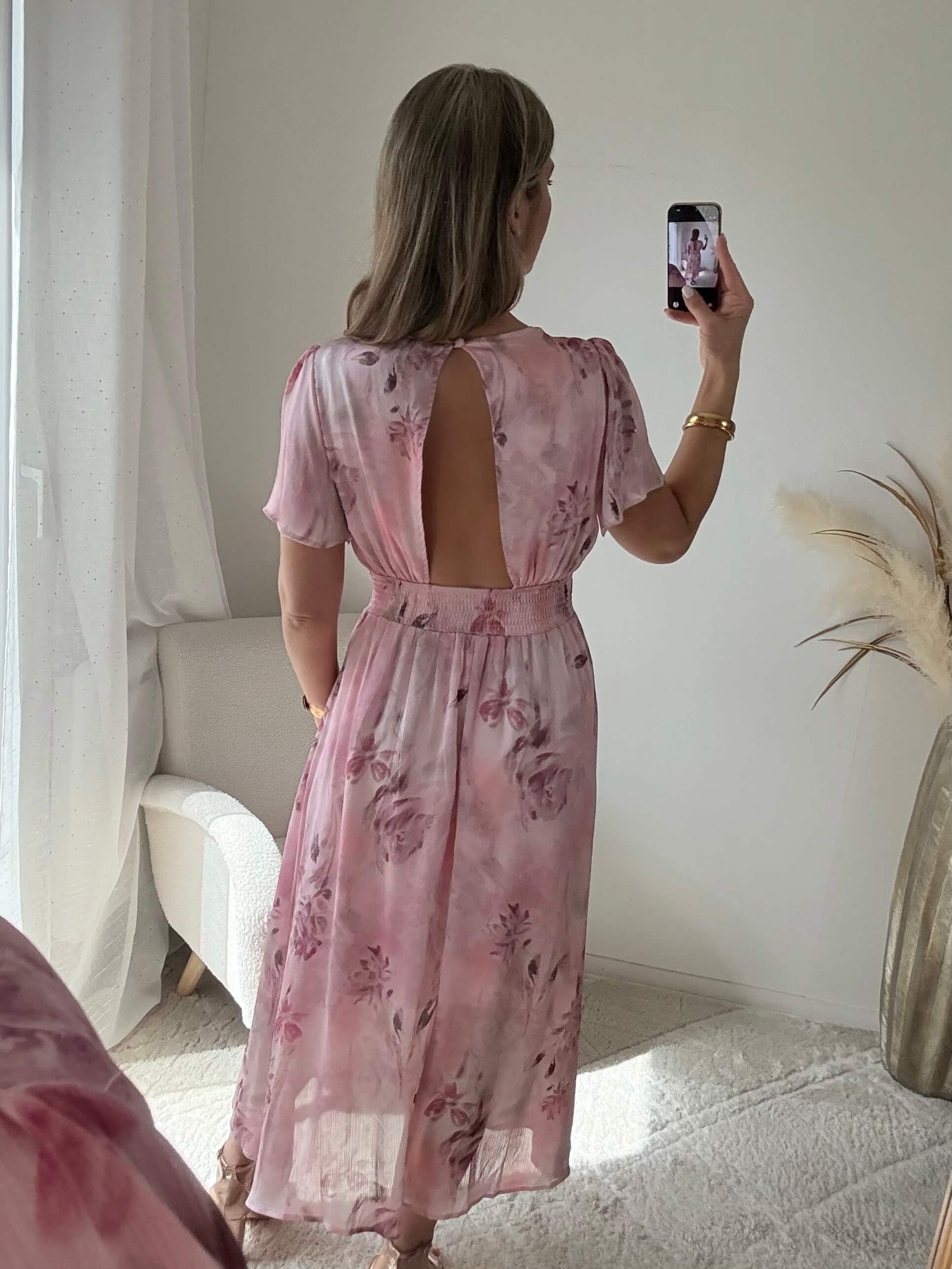 Robe Rachel rose fleurie fluide avec décolleté cache-cœur et dos ouvert – robe longue élégante femme